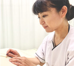 塚田千夏：浅草橋のマッサージ・整体　ぎっくり腰、はり、骨盤矯正なら　森の治療院